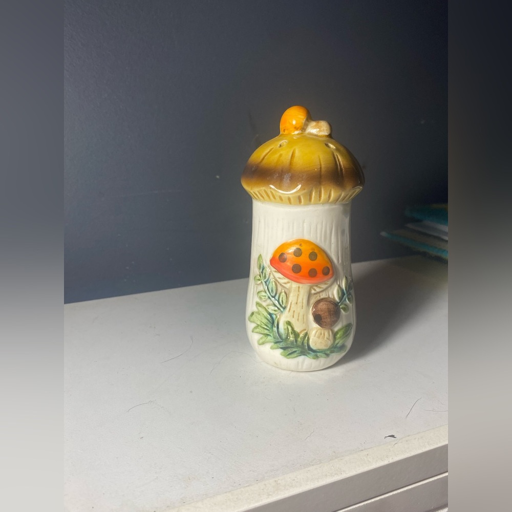 1 vintage mushroom salt shaker